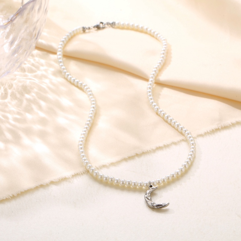 Moon Pendant Pearl Necklace