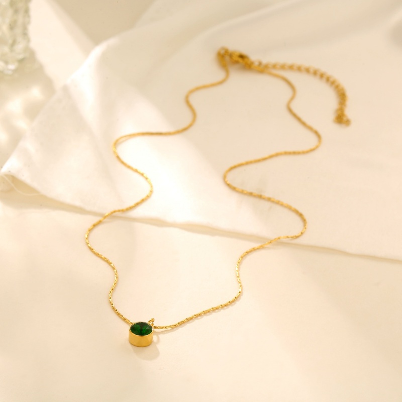  round green stone necklace